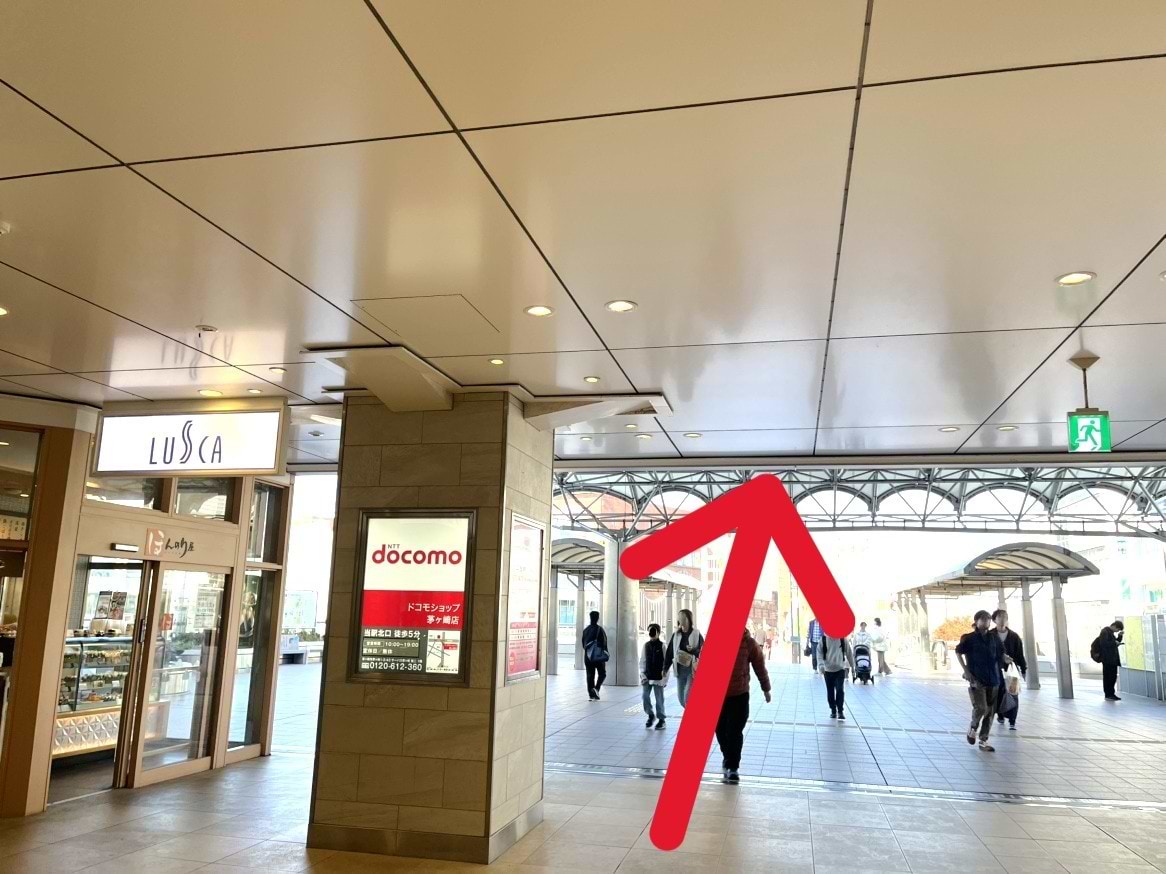 そのまま駅を出て、歩道橋に進みます