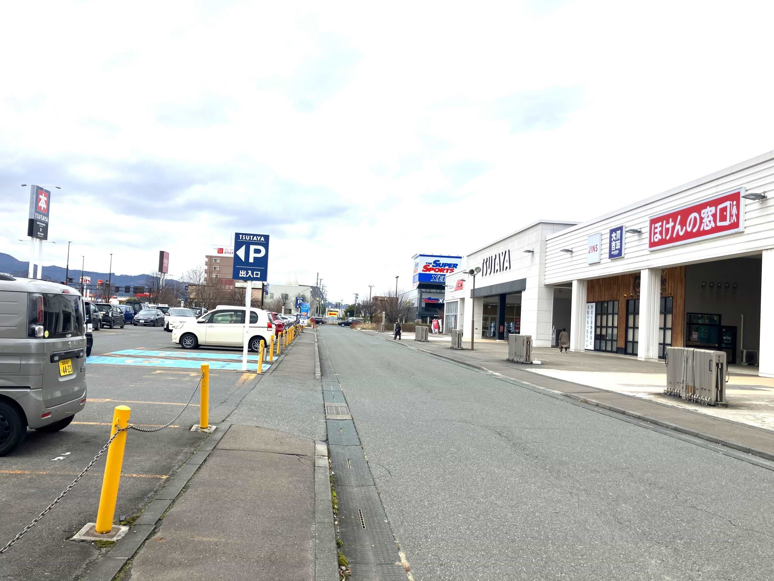 MORIOKTSUTAYAの駐車場がございますのでご駐車ください