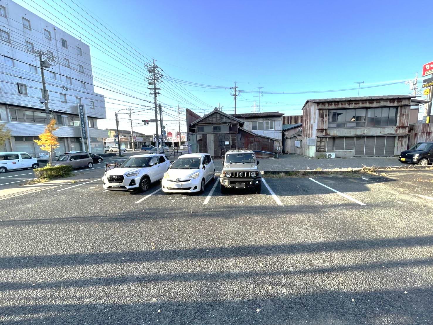 無料駐車場が3台ございます