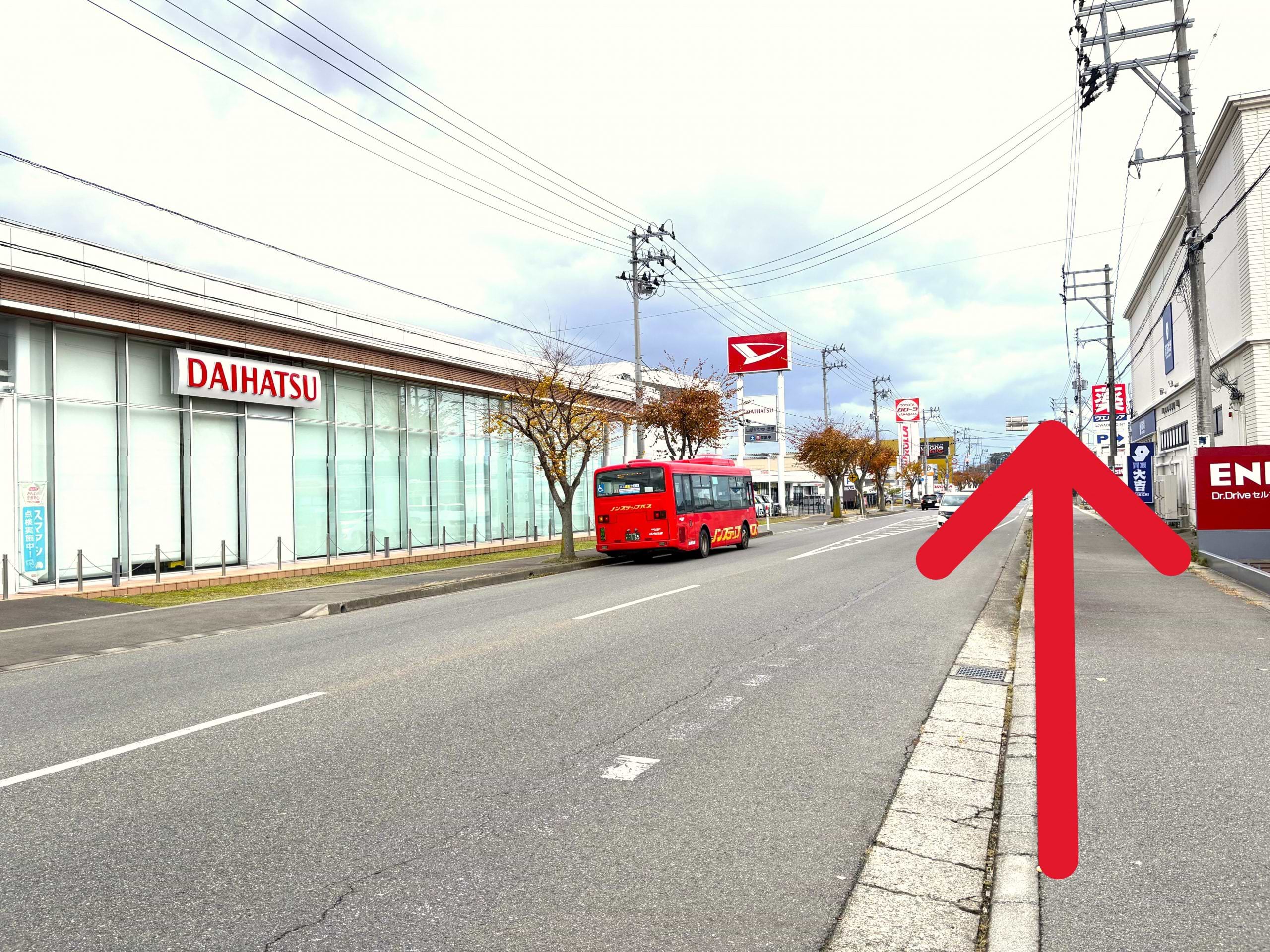 山形ダイハツ販売㈱ 酒田店のショールームの向かい側に当店がございます