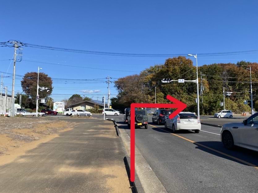 交差点【遠東】を右折し、左手に店舗が見えてきます