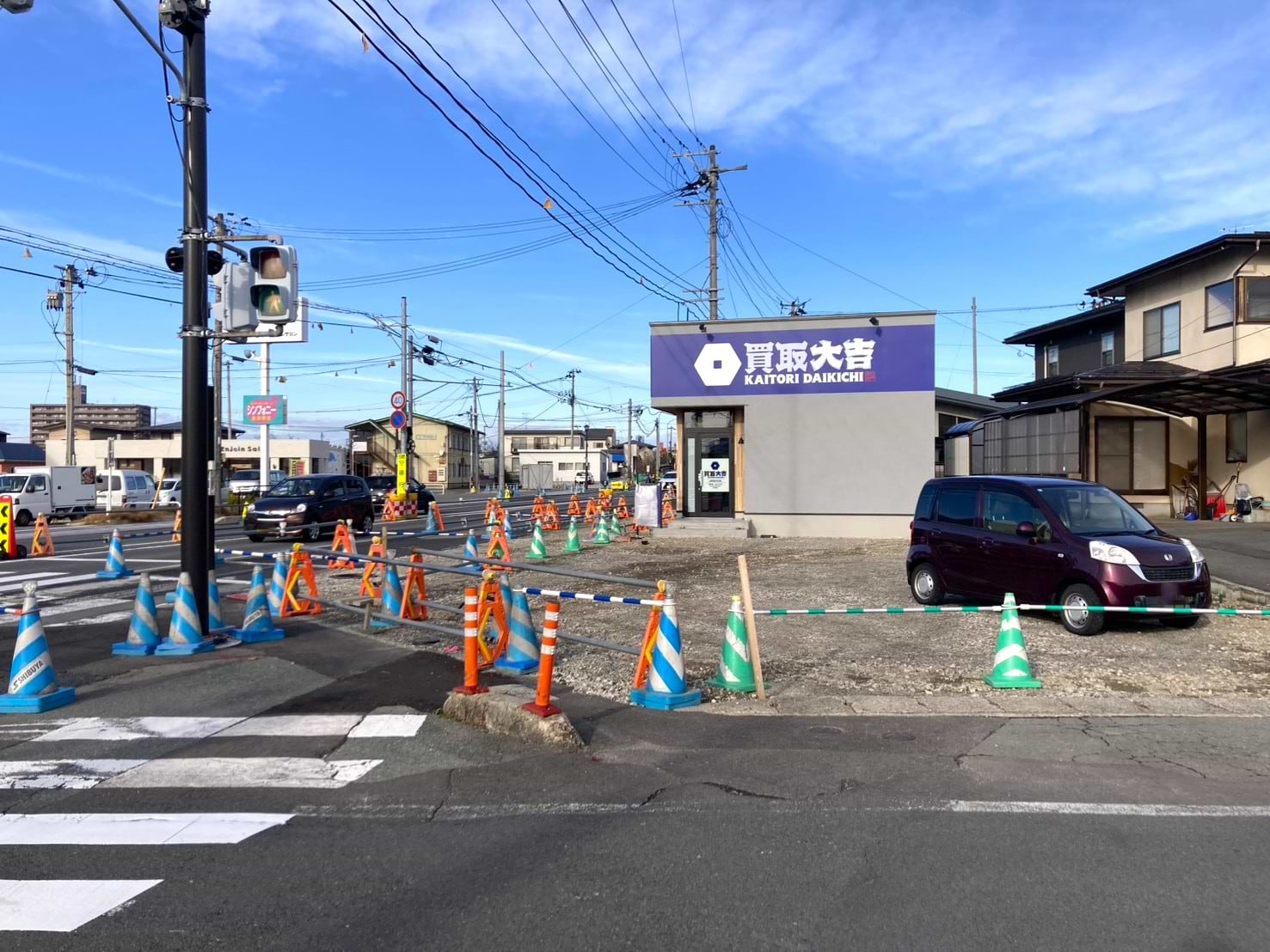 信号を右折すると駐車場がありますので、お車でお越しの際はご利用ください