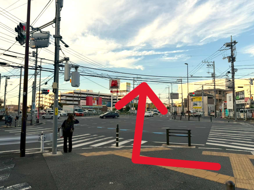 駅より公園都市通りに出て250ｍほど北上し、ファミリーマート 八千代緑が丘西店を目印に船橋印西線との交差点を右折します