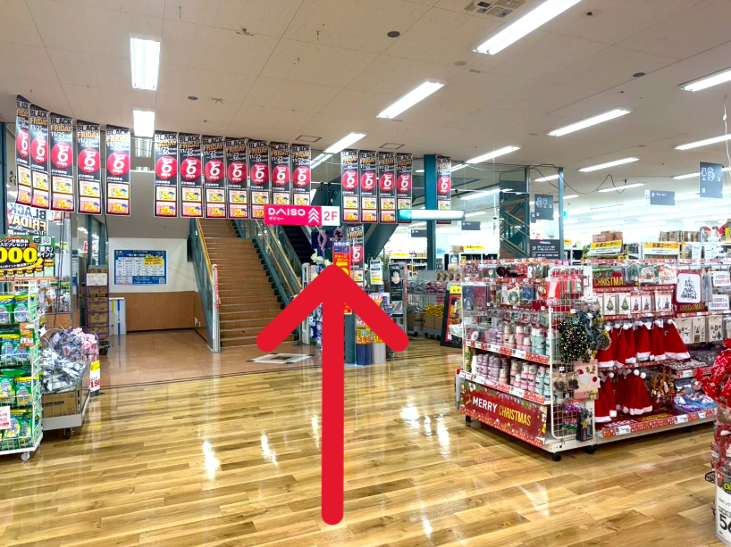 エスカレーターで2階に上がります