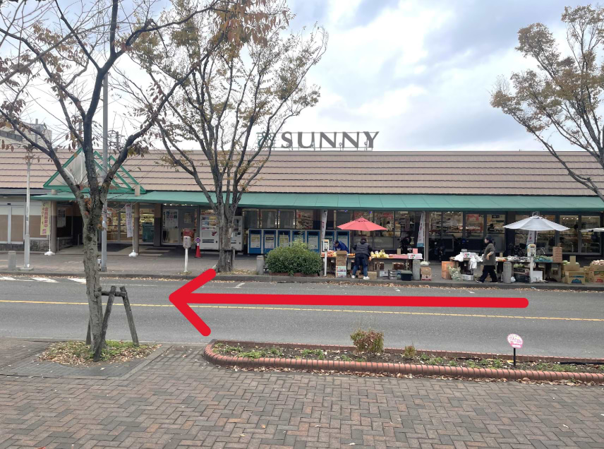 サニー長住店様から出て右側の交差点を渡ってすぐの場所に当店がございます