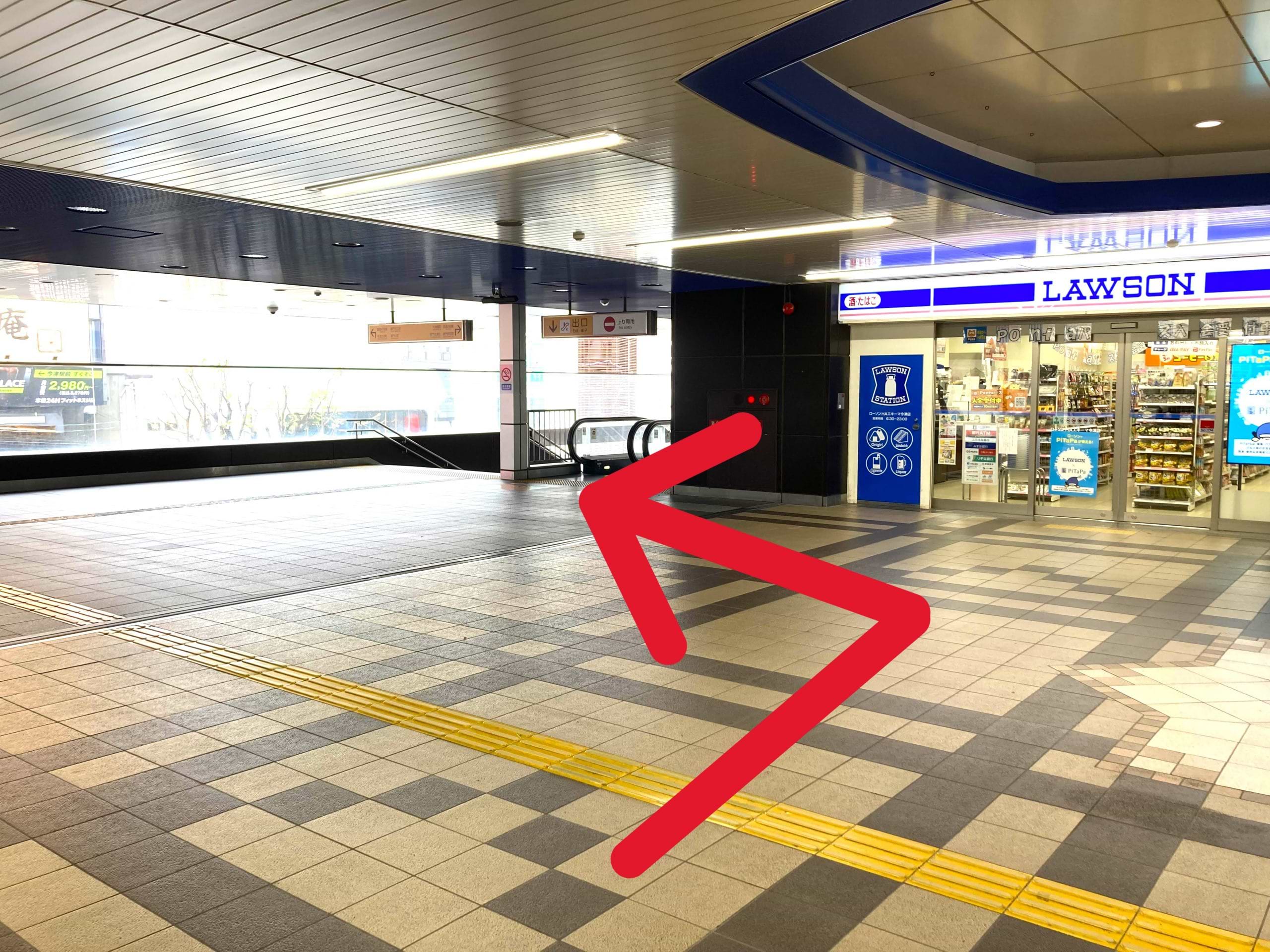 駅改札を出て、突き当たりのローソン ＨＡ エキーマ今津店を正面に左折します