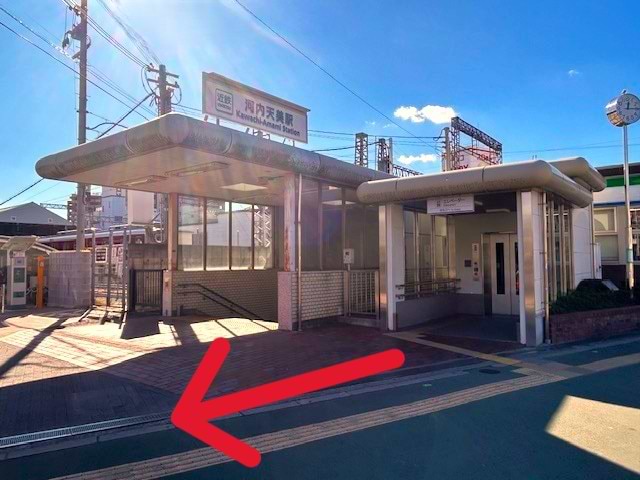 河内天美駅の東出口から出て直進します