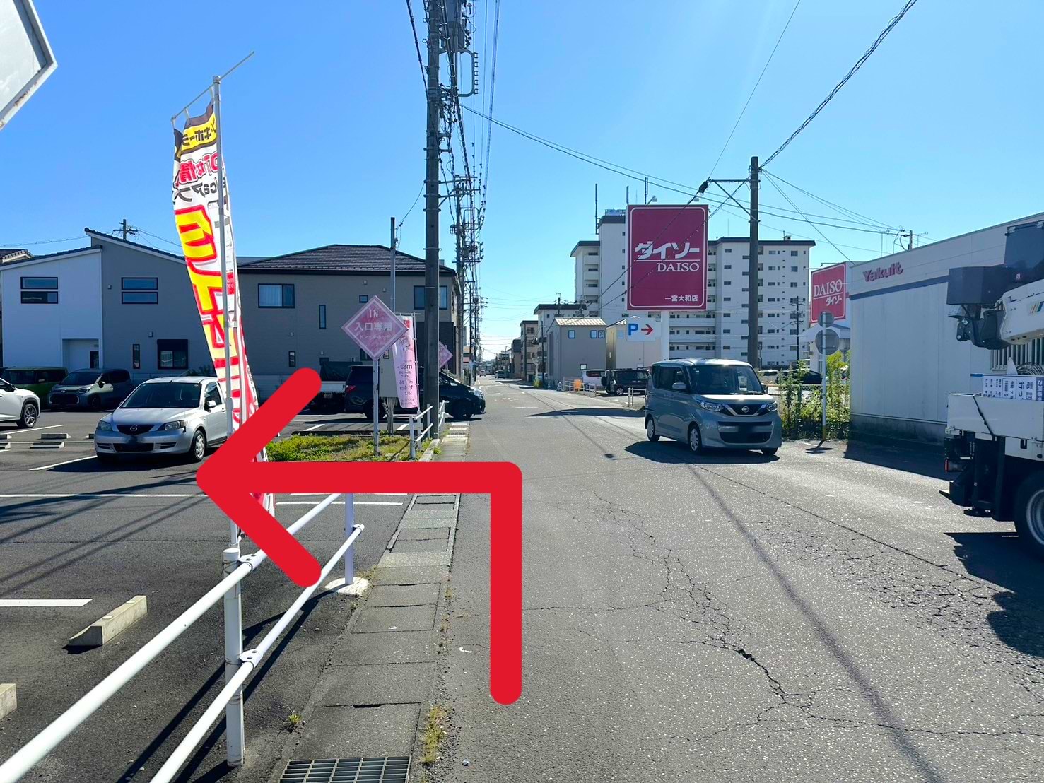 駐車場の入口が左手にありますので、左折して駐車場へ進みます