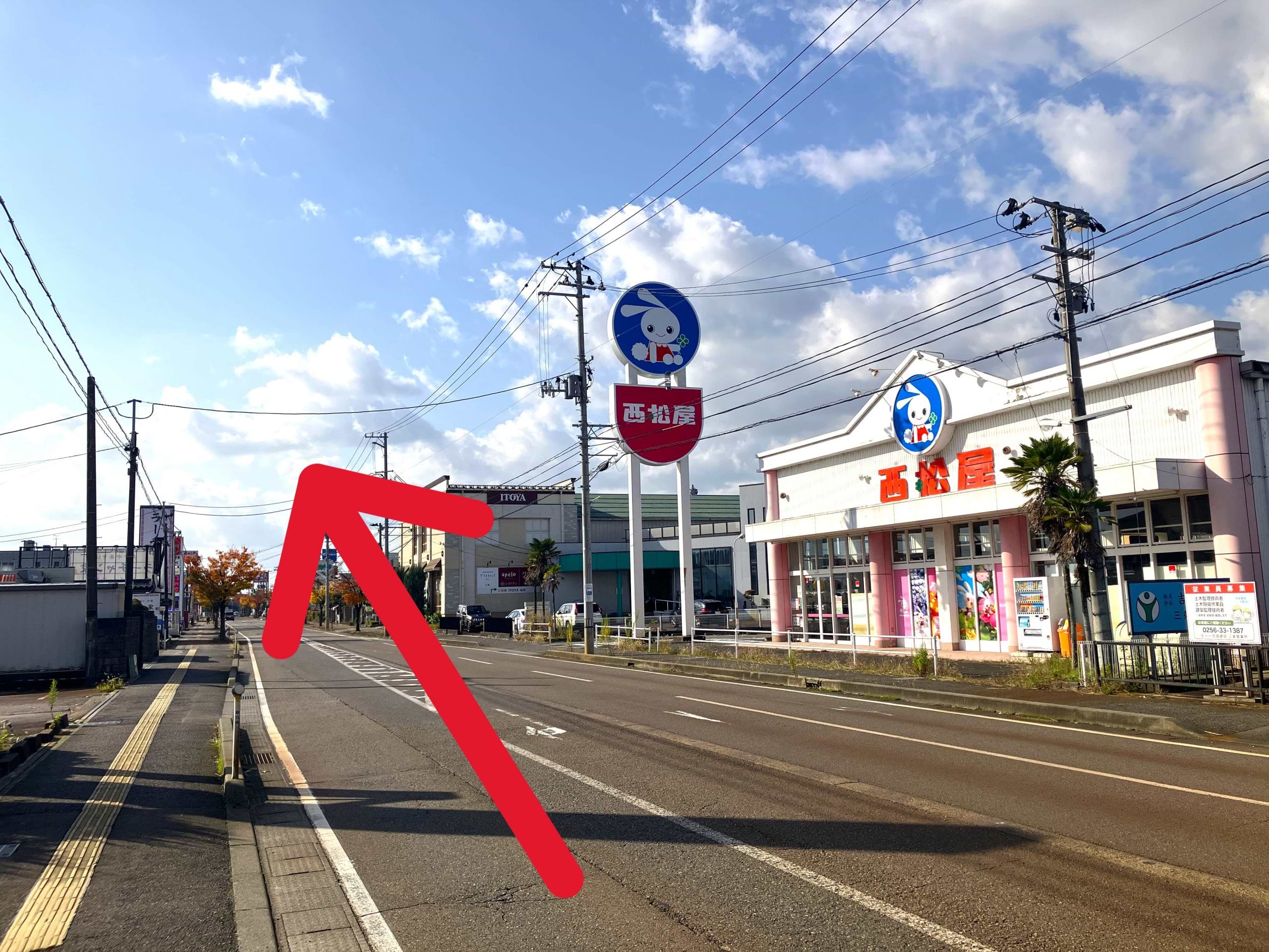 荒町二丁目交差点を曲がって、100m程で道路右側に西松屋 三条店が見えてきます