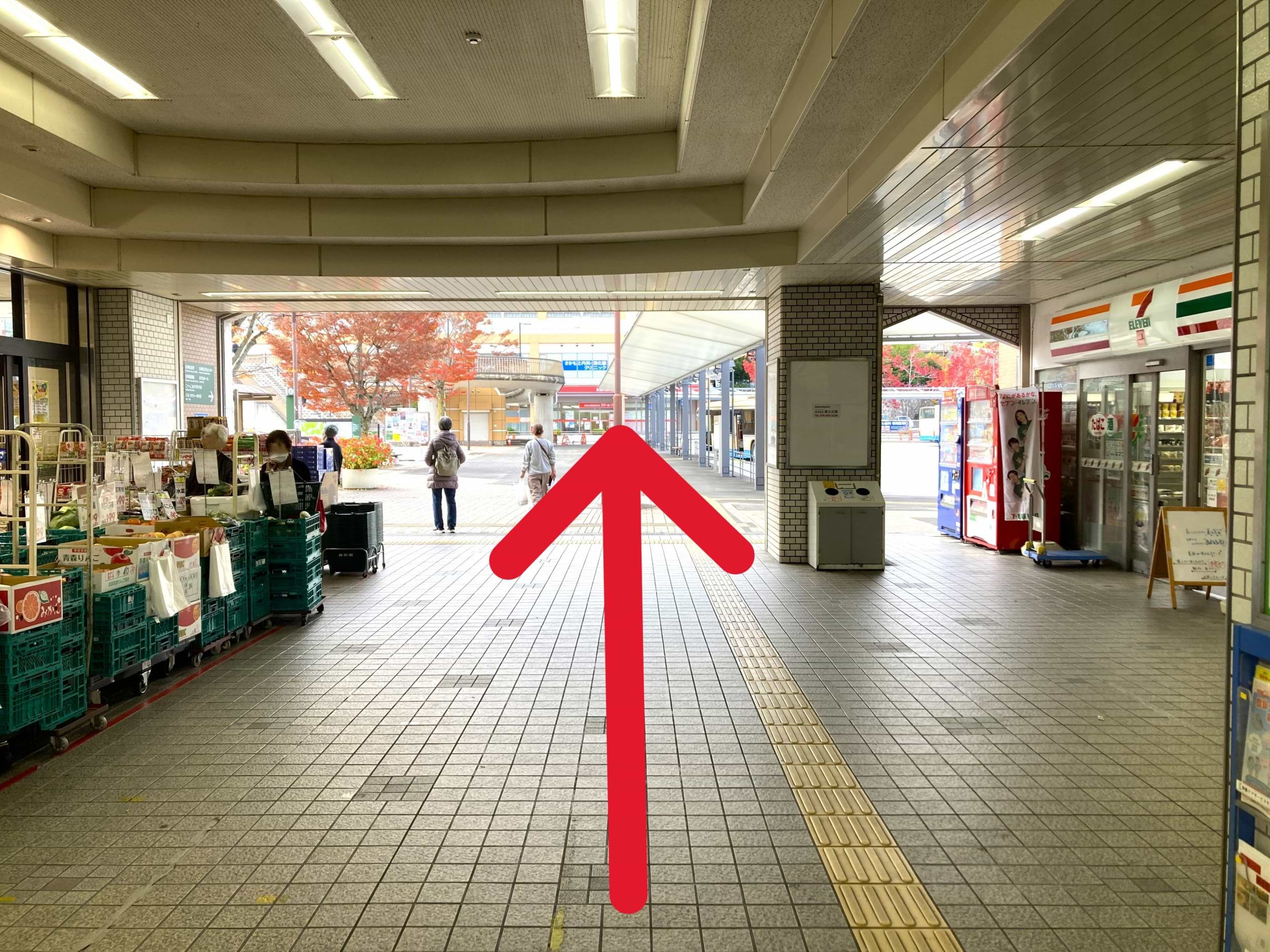 駅コンコースを出ると、正面にバスターミナルがございます