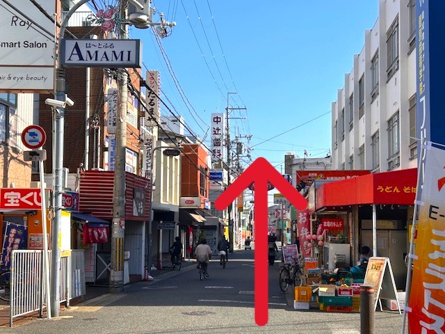 商店街「は～とふるAMAMI」を直進します