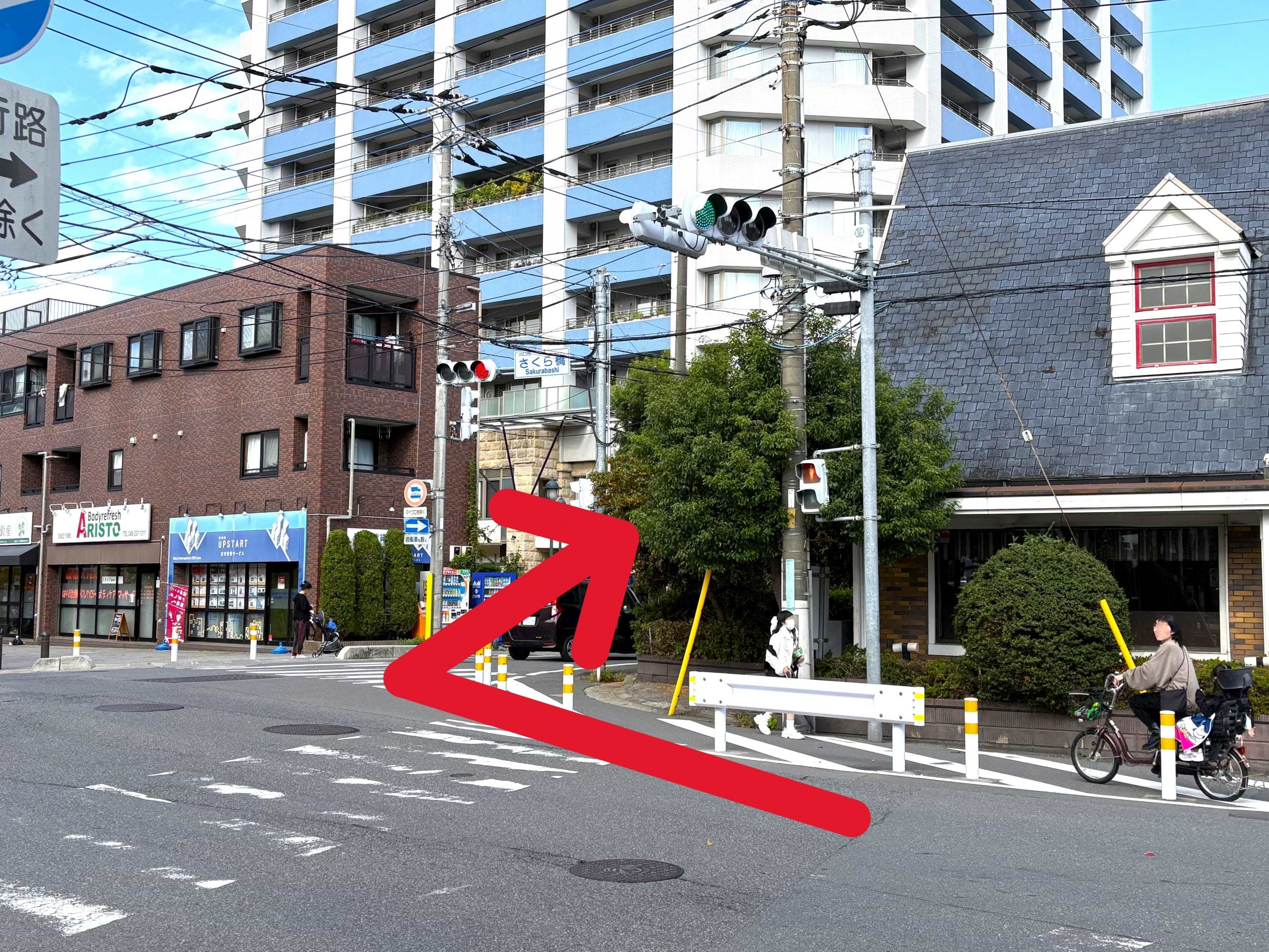 さくら橋交差点を右折します