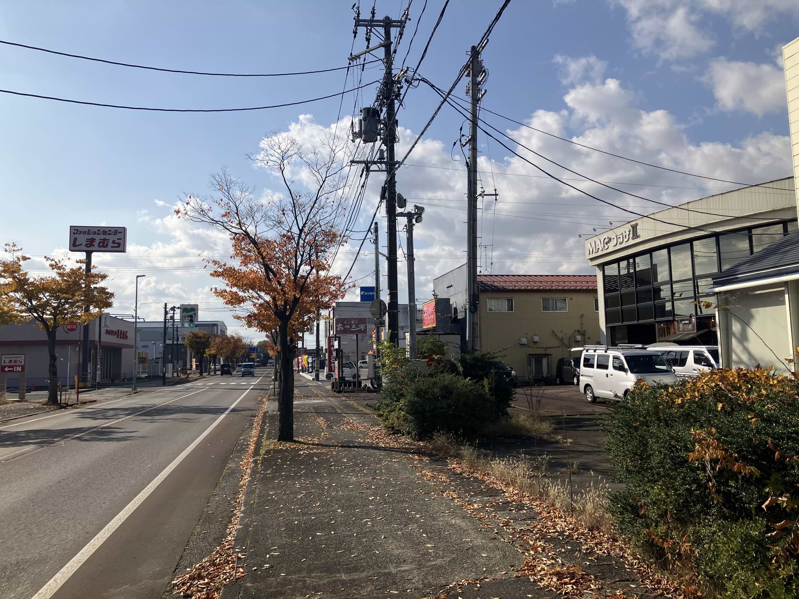 ガソリンスタンドを越えるとすぐに道路左側にファッションセンターしまむら 北三条店が見えてきますが、しまむらの手前、道路右側に買取大吉 三条荒町店がございます
