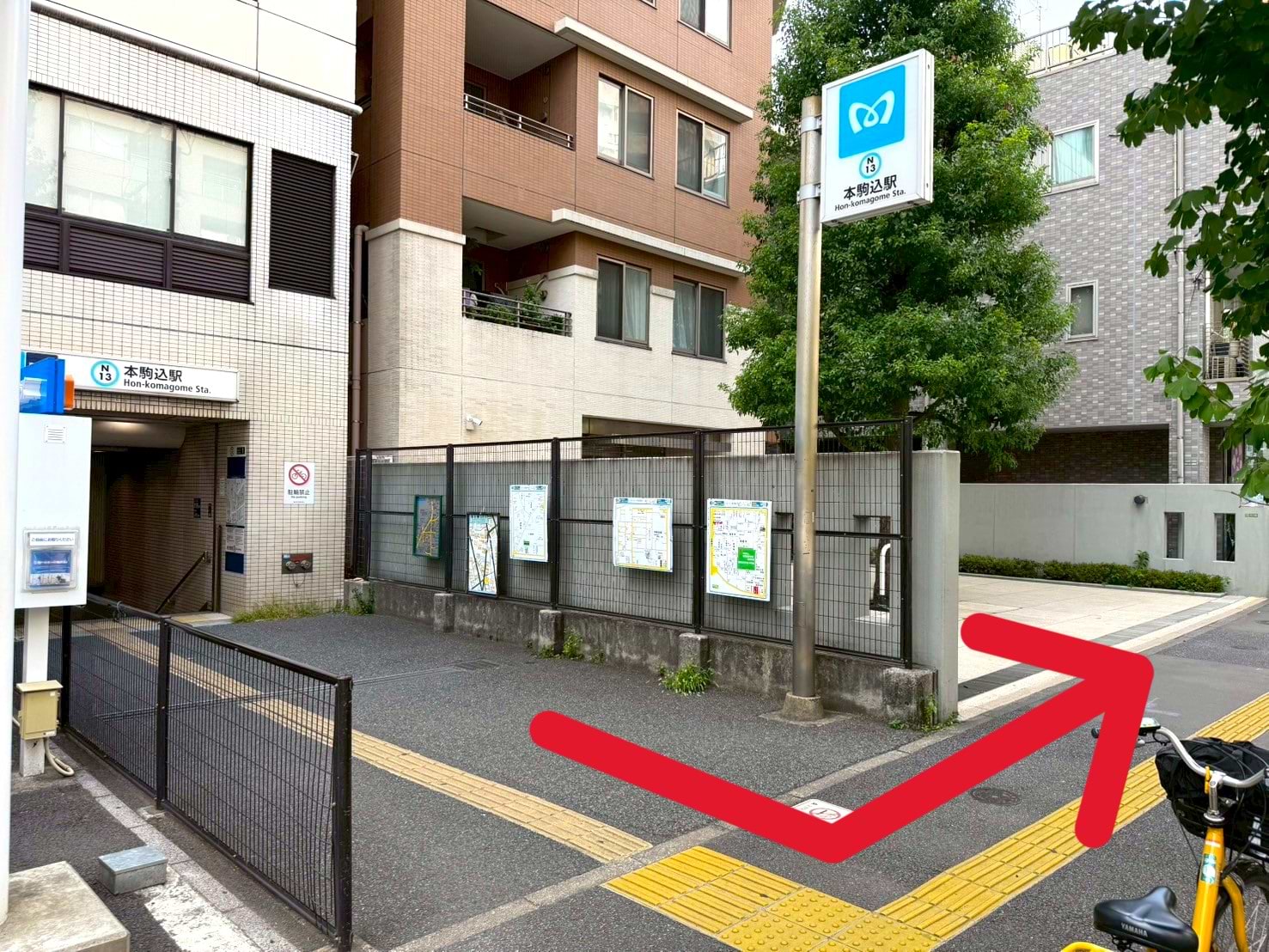 出口を出たら、本郷通りを左折し進みます