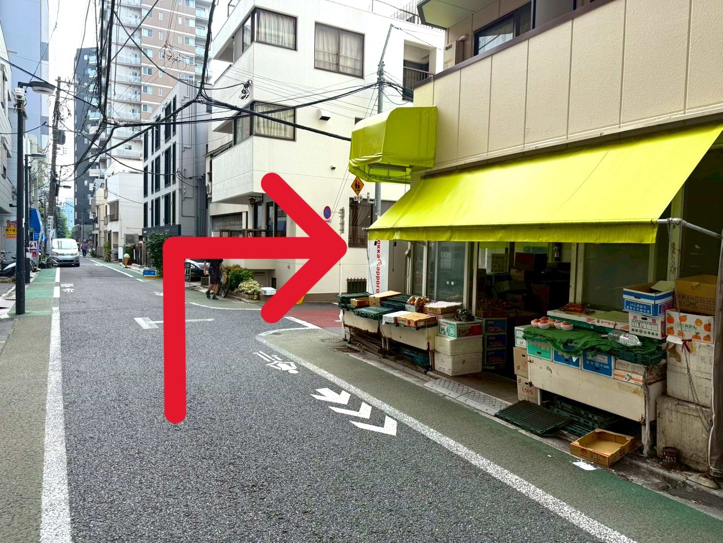 70ｍ程進むと右手に八百屋さんがございますので、こちらのT字路を右折します