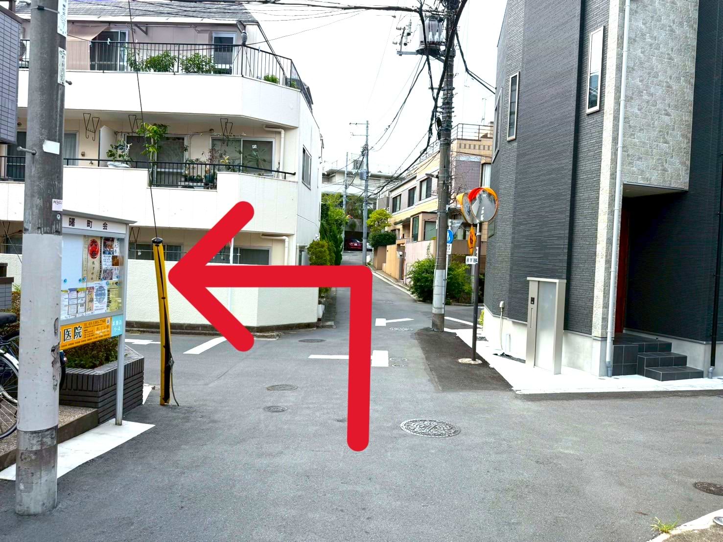 160ｍ程進み、右手にカーブミラーが見えたら左折します