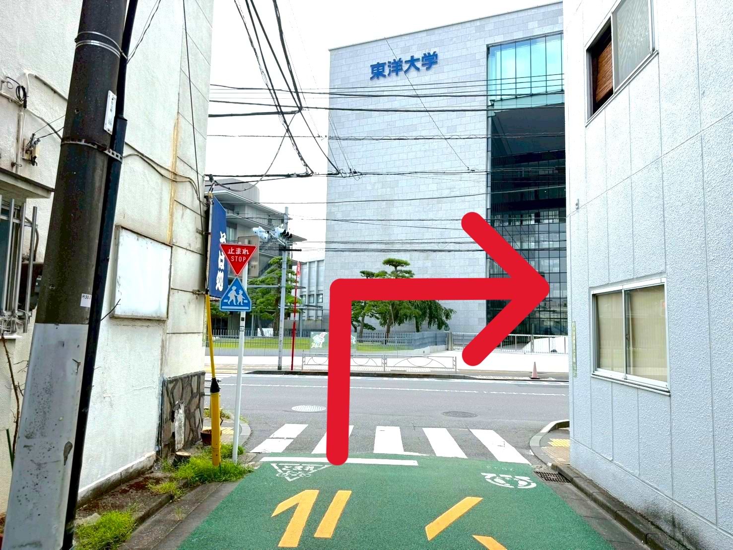 止まれの標識を右折し、少し直進すると当店がございます