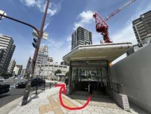 谷町六丁目駅 6番出口から出たら府道30号沿いを直進します