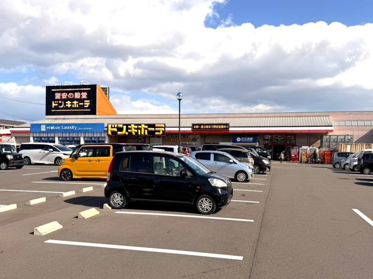 ドン・キホーテ一宮店の右手出入口、すぐ左手に当店がございます