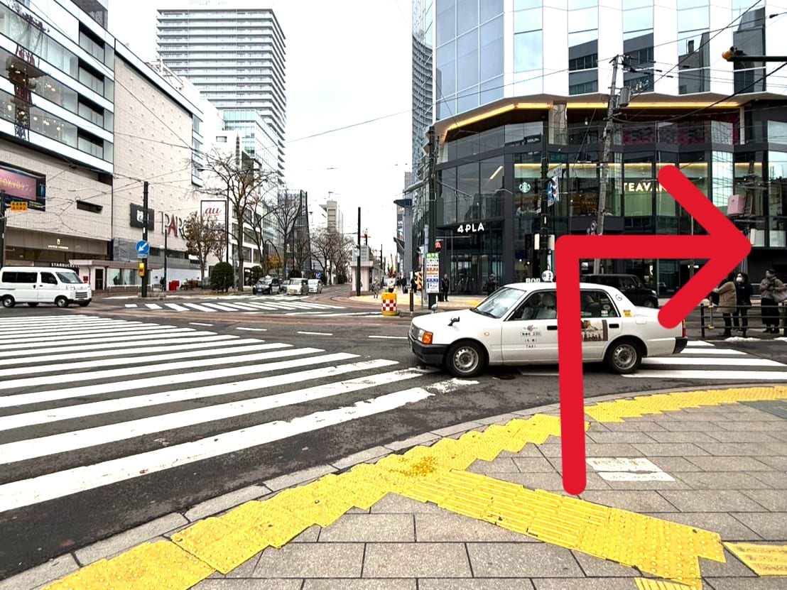 札幌4丁目プレイス（4PLA）を目印に、南1西4交差点の横断歩道を渡って右折します