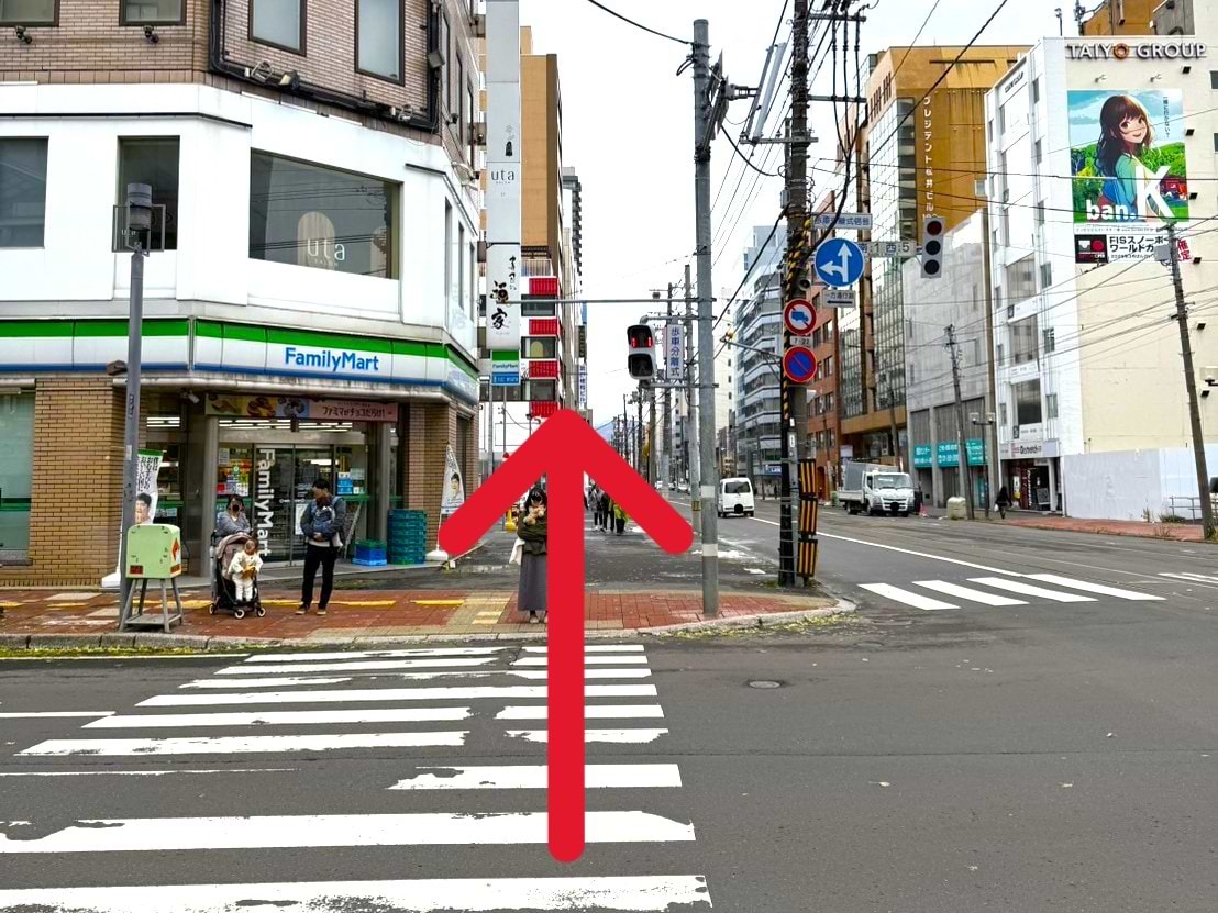 ファミリーマート 札幌南1条西5丁目店を通過します