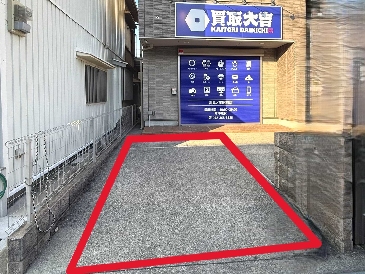 店舗の左手前に当店専用の駐車場がございます