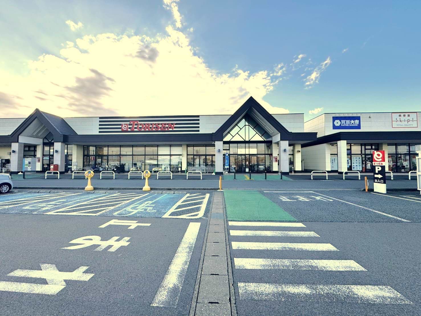 とりせん下田島店 入口のすぐ右手に当店がございます