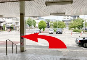 改札を出て左に進みます