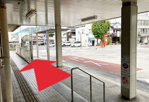 左の路地を直進します