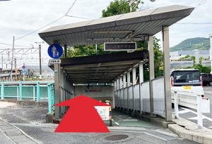 高架下地下道を進みます