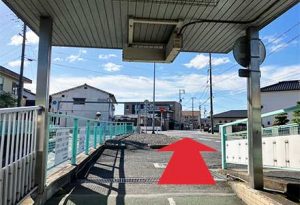 高架下地下道をぬけて右方面に進みます