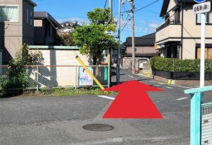 高架下地下道の右方面の路地を直進します