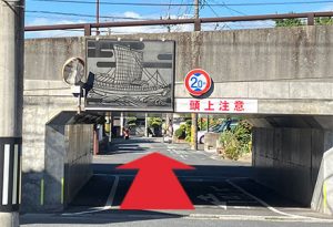 しばらく直進し、高架下も直進します