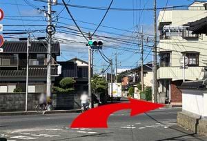 信号を渡り右方向へ進みます