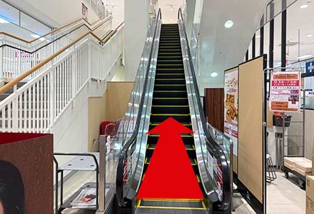 サービスカウンター脇にあるエスカレーターで2階へ上がります。