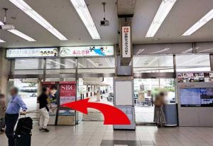 津駅東口改札口を出て左折します。