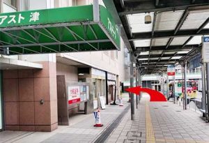 しばらく直進すると横断歩道が見えるので左折します。