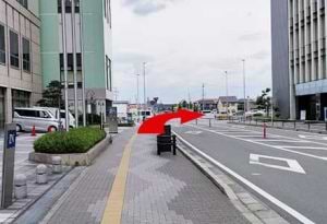 少し直進し、最初の交差点を右折します。