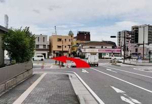 しばらく直進し、栄町三交差点を左折します。