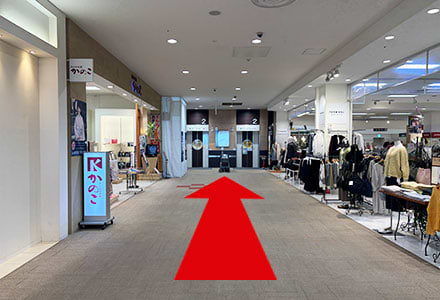 正面のエレベーター前まで直進します。