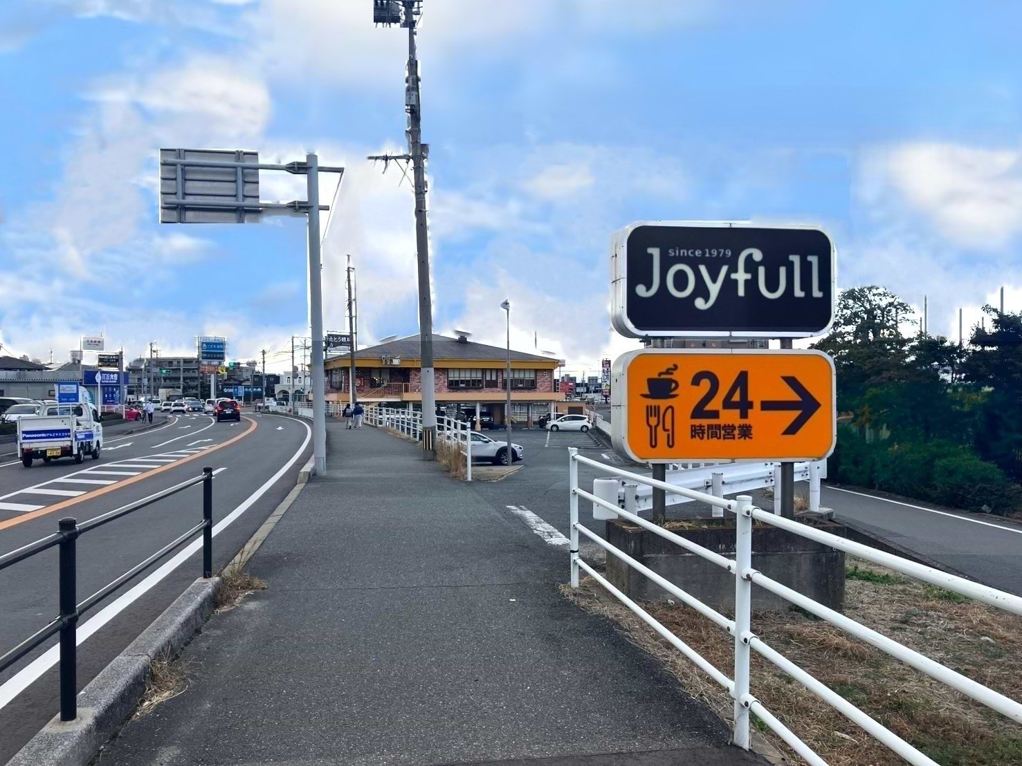 ジョイフル志免店の向かい側に当店がございます