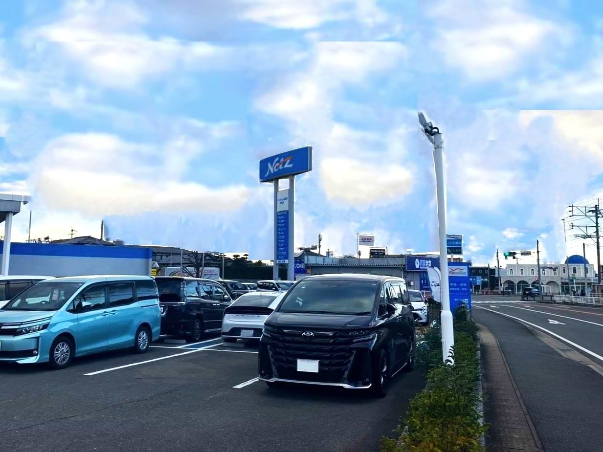 県道24号線よりお越しの際は、「新屋敷南交差点」角、ネッツトヨタ福岡 志免店の隣にございます