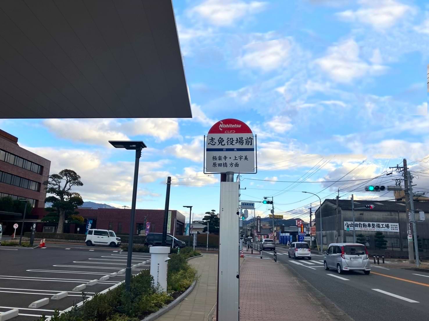 志免役場前バス停にて下車したら、「志免役場前交差点」を背に県道68号線を北西に160ｍほど進みます