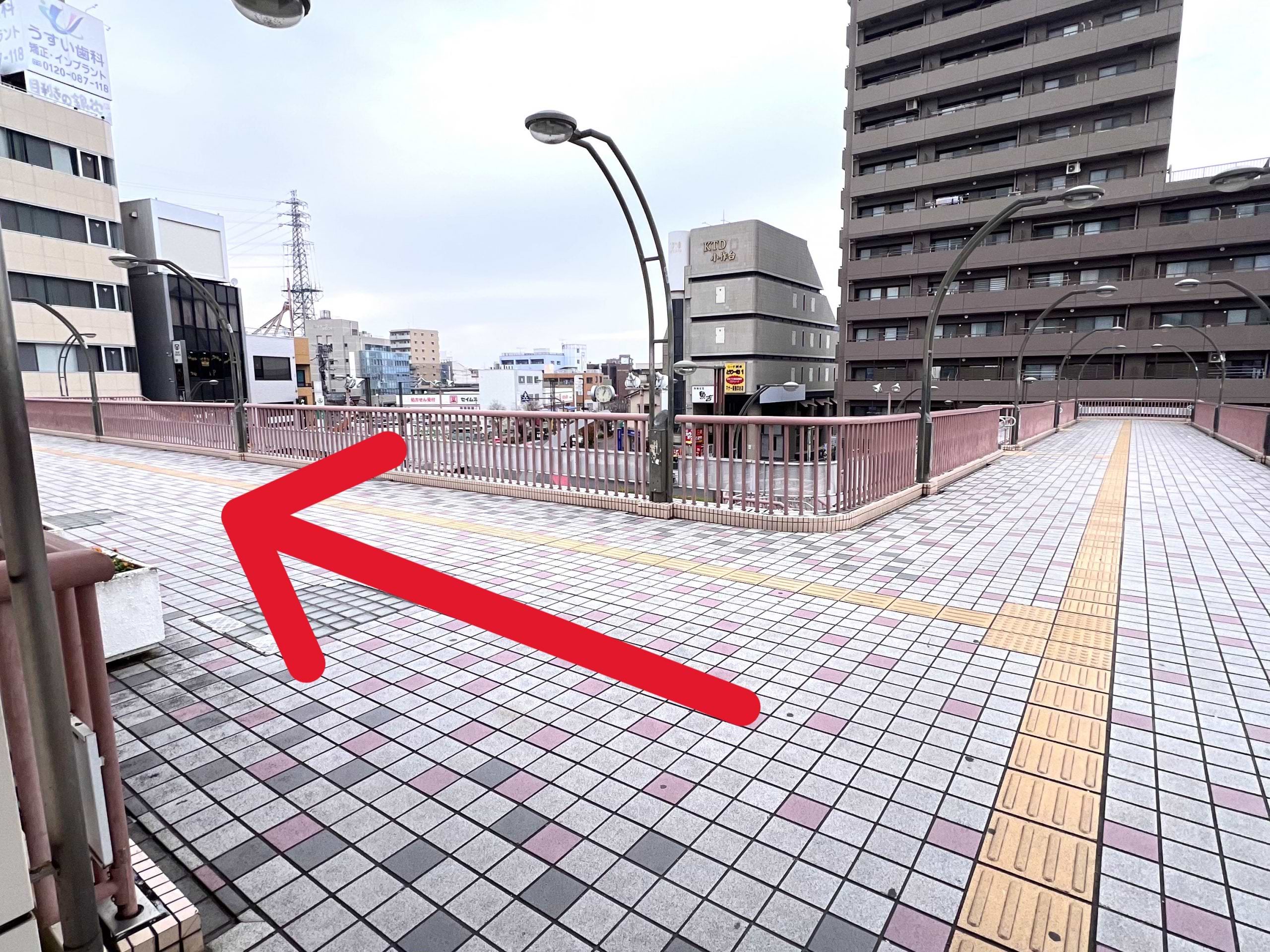 小作駅を背に左へ進みます