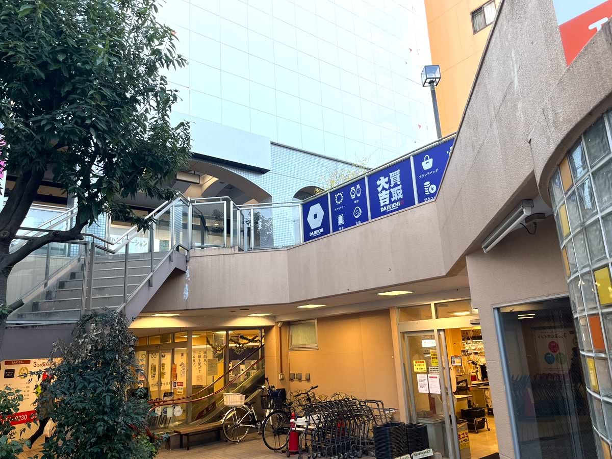 1階エスカレーター左手へ進みます