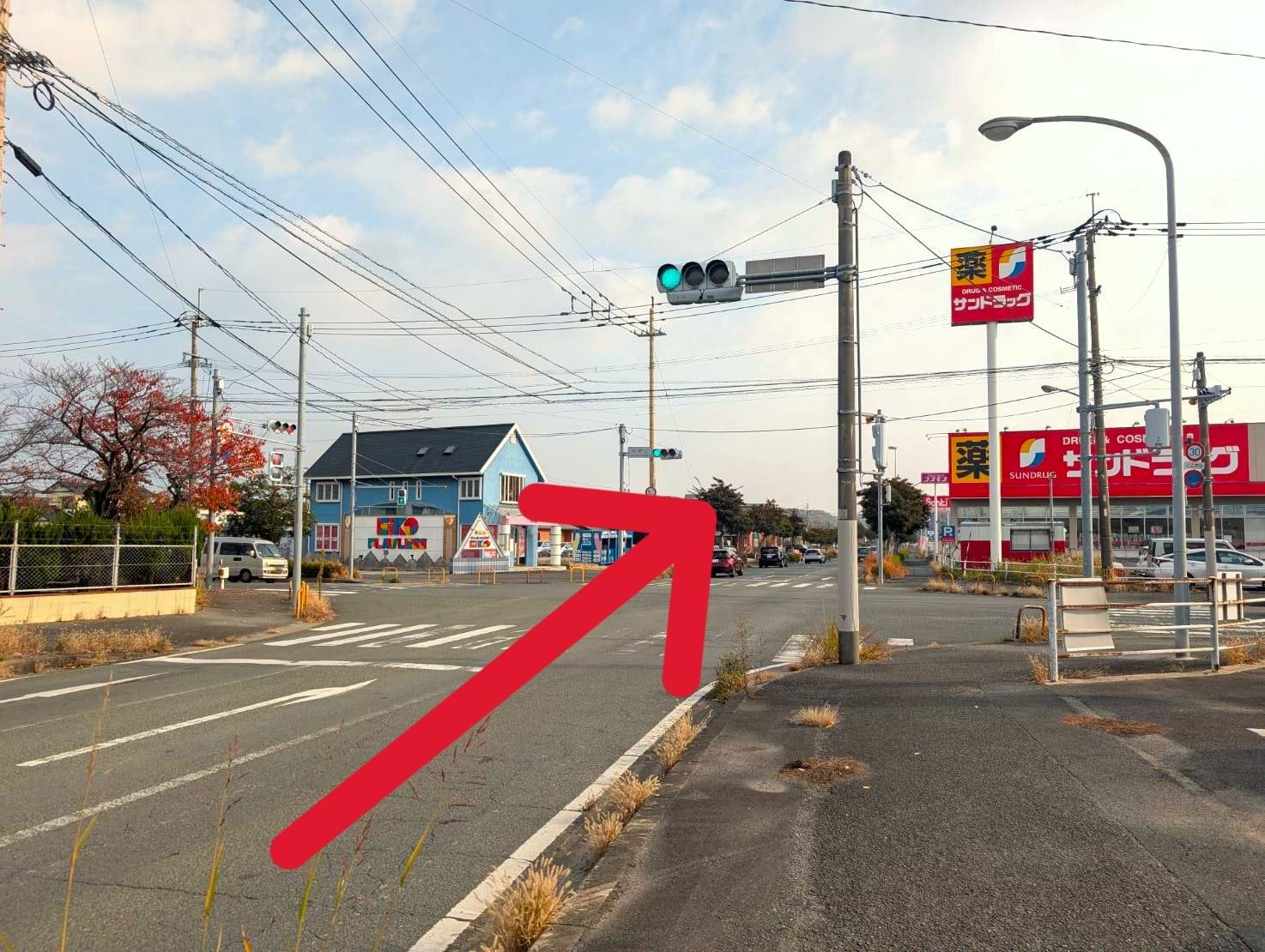 中間大橋方面よりお越しの方は、サンドラッグ 中鶴店を右手に中鶴北交差点を直進します