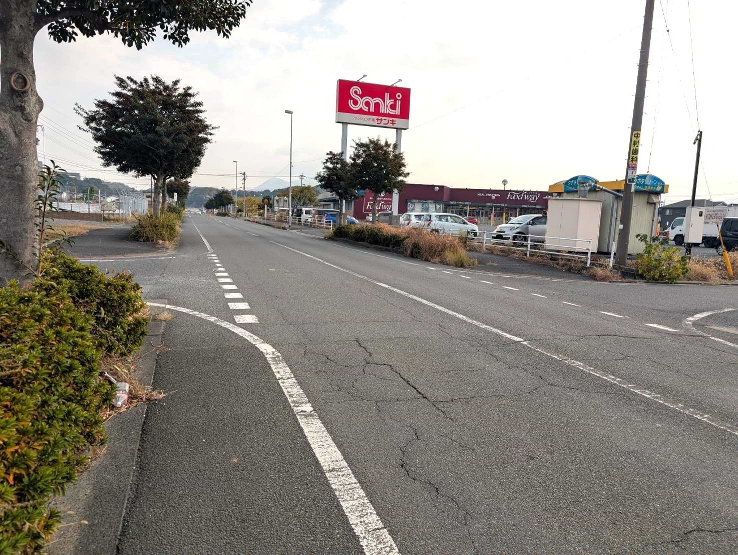 200ｍ程進むと右手にフードウェイ 中間店がございます。フードウェイ 中間店の駐車場にお車をお停めください