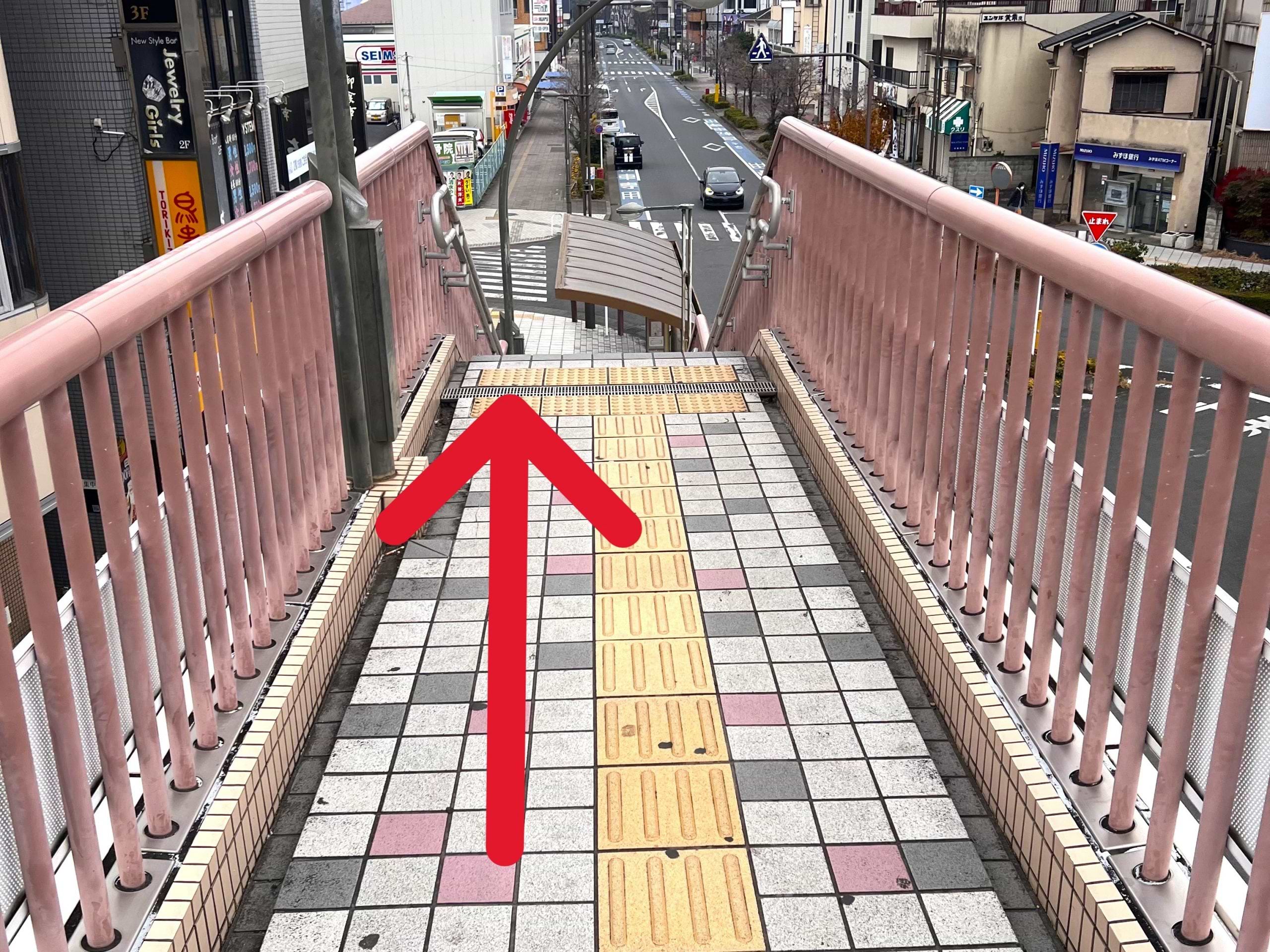 道なりに進み、階段を降りて、そのまま181号線沿いを170ｍほど直進します