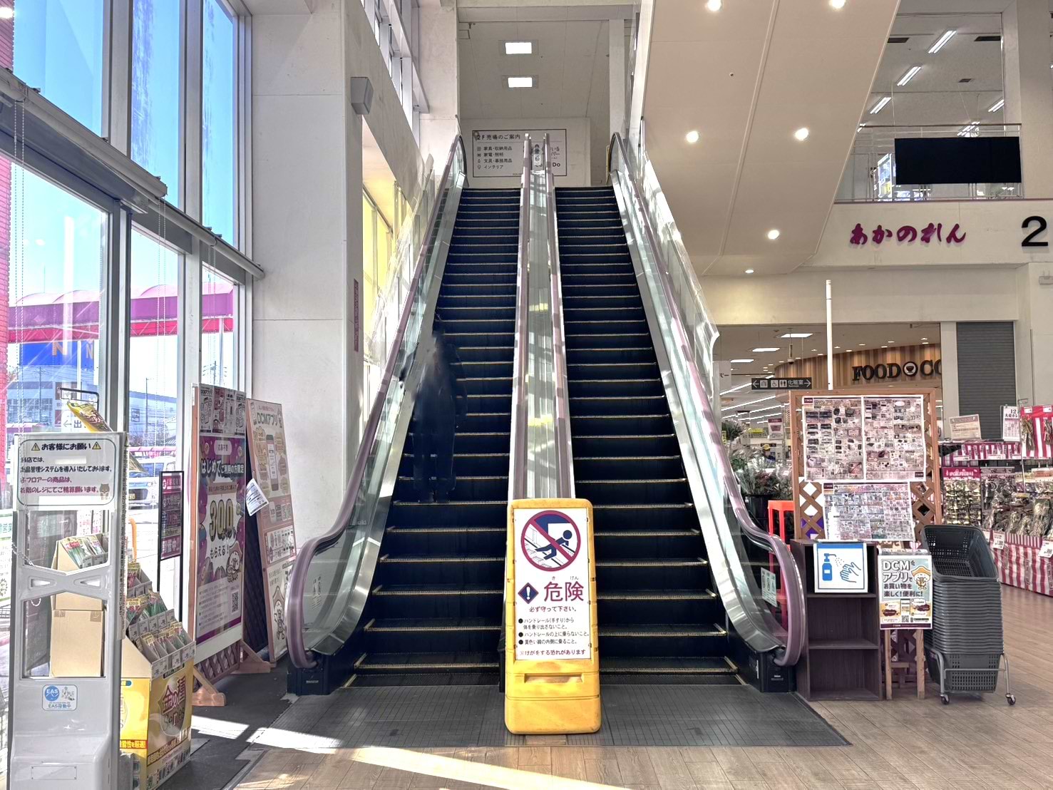 折り返してエスカレーターを上り２階へ上がります