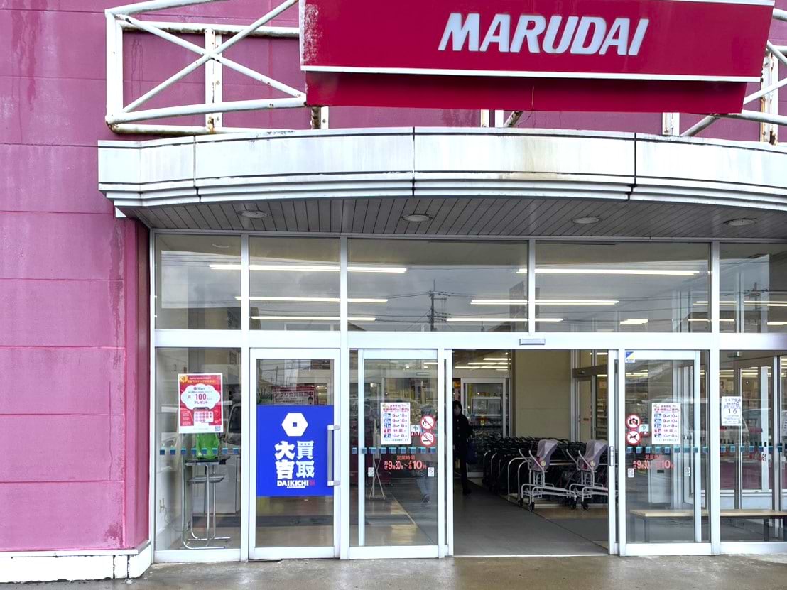 入ってすぐ左側に当店がございます